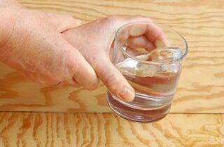 Почему у алкоголиков трясутся руки? Лечение