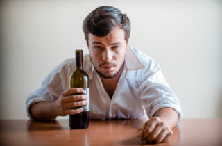 Как развивается алкоголизм: причины и симптомы