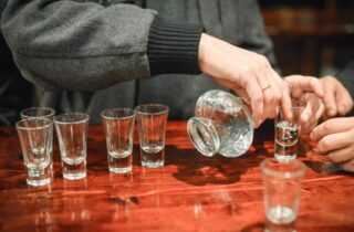 Кто быстрее пьянеет: алкоголик или непьющий