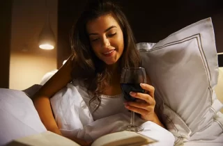Можно ли пить алкоголь перед сном: что будет?