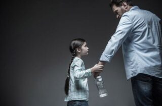 Если отец алкоголик, как это влияет на дочь?