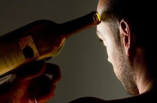 Как ведут себя алкоголики: симптомы алкоголизма