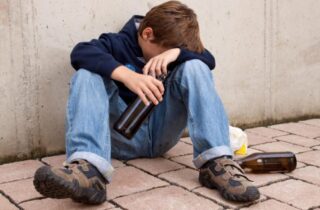 Почему подростковый алкоголизм трудно лечится: причины