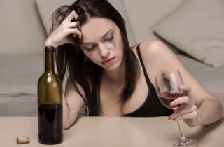 Почему женский алкоголизм страшнее мужского