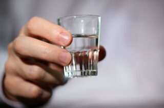 Почему алкоголику хочется выпить: причины