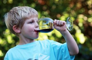 Что делать если ребенок выпил алкоголь: первая помощь